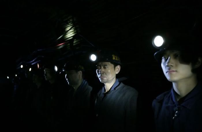 1254977592_chinese_miners_03.jpg