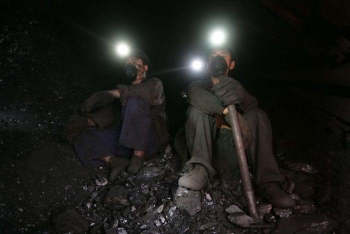 1254977637_chinese_miners_13.jpg