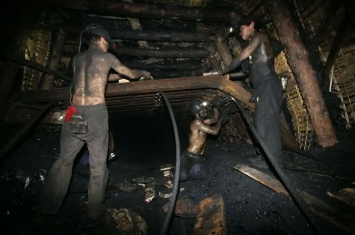 1254977679_chinese_miners_09-1.jpg
