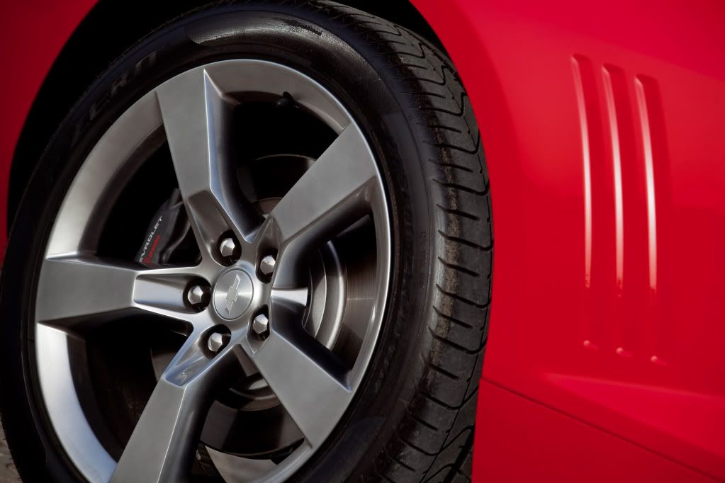 2010-chevrolet-camaro-in-middle--21.jpg