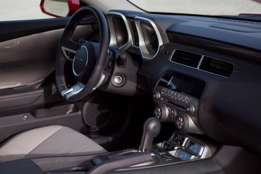 2010-chevrolet-camaro-in-middle--27.jpg