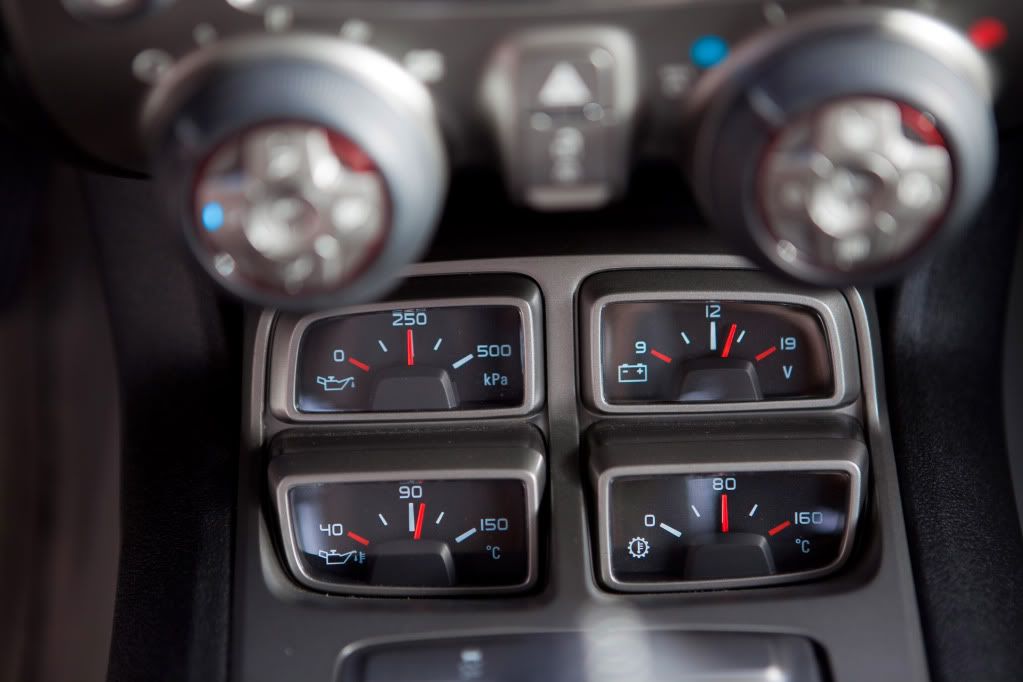 2010-chevrolet-camaro-in-middle--31.jpg