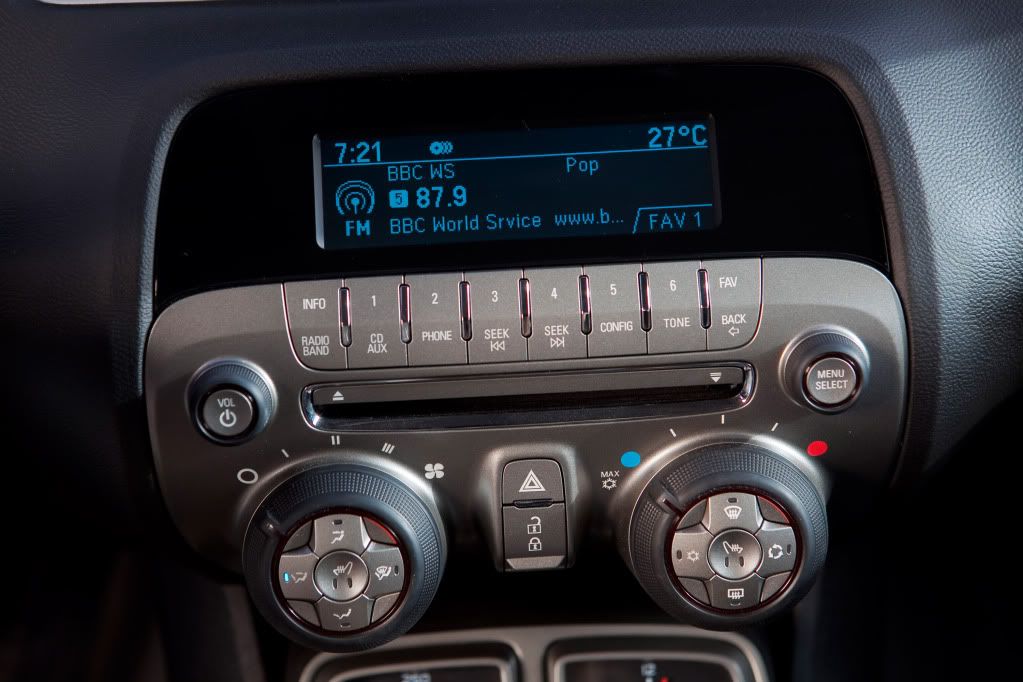 2010-chevrolet-camaro-in-middle--32.jpg