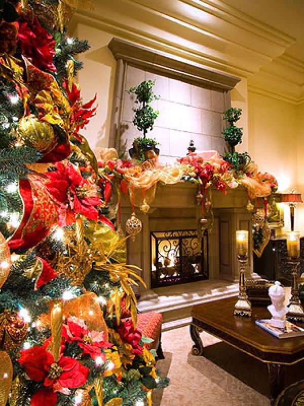 RMS_Leanne-Micheal-Interiors-Christmas-tree-mantel_s3x4jpgrendhgtvcom12801707_zps6dd123d1.jpg