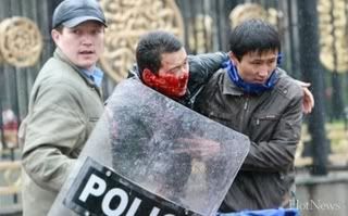 Kârgâzstan: manifestanţii au preluat controlul asupra clădirilor parlamentului şi serviciului securităţii naţionale. Preşedintele Kârgâztanului a părăsit ţara.