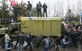 Violenţă etnică în Kîrgîzstan în urma demisiei preşedintelui