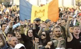 Imaginile cu poliţiştii care lovesc protestatarii de la Chişinău, trimise la Bucureşti pentru expertiză 