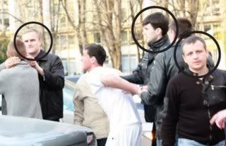 Ziarul de Gardă, fotografii, polițiștii care au arestat tinerii, 7 aprilie
