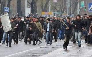 Bilanţul confruntărilor sângeroase din Kîrgîzstan - 81 de morţi
